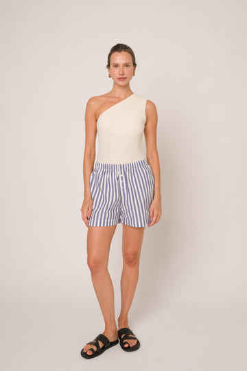 Short feminino listrado, com listras azul e branco, e botões frontais. 