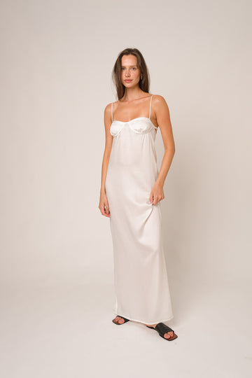 Vestido longo branco ou off white para reveillon e ano novo, com alças finas, busto estruturado e fenda nas costas. 